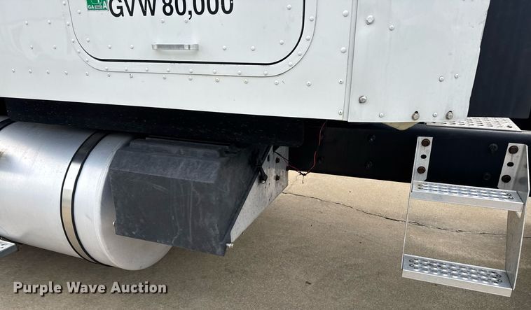 image for item DW1973 2007 International 9400I semi truck