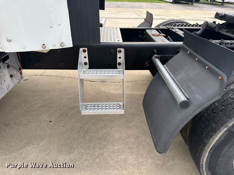 image for item DW1973 2007 International 9400I semi truck