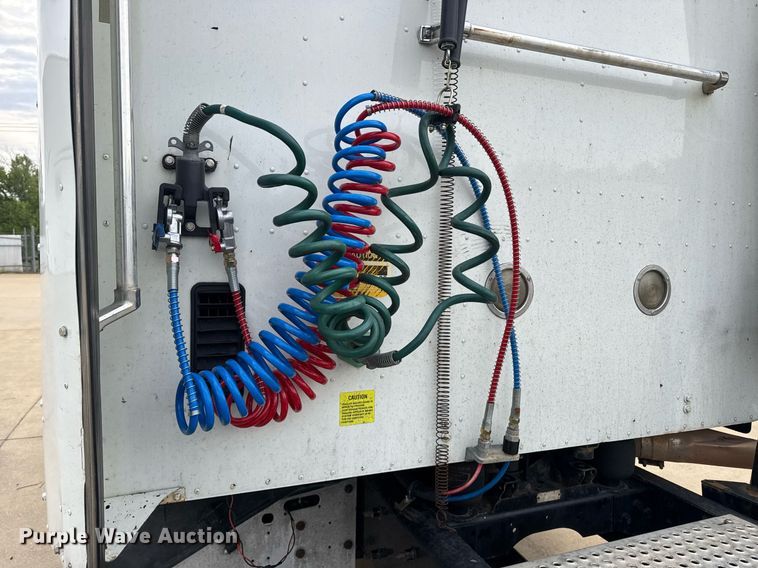 image for item DW1973 2007 International 9400I semi truck