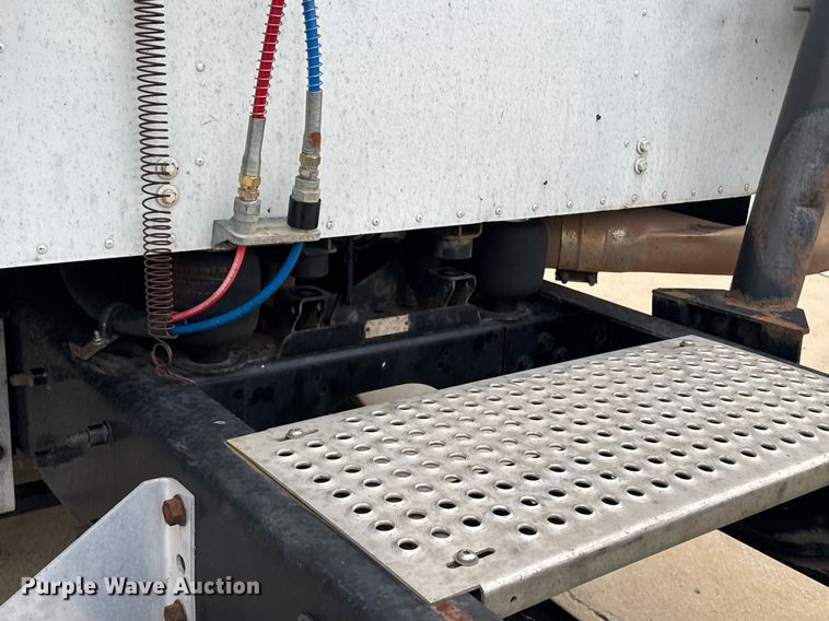 image for item DW1973 2007 International 9400I semi truck