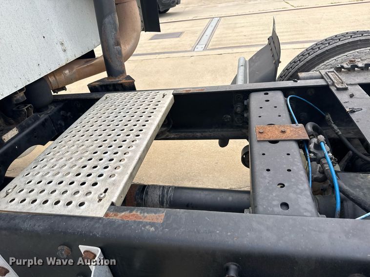 image for item DW1973 2007 International 9400I semi truck