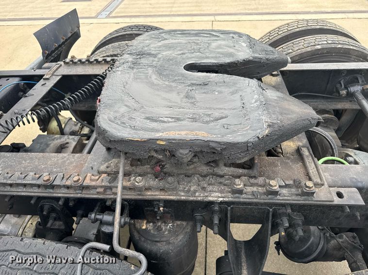 image for item DW1973 2007 International 9400I semi truck