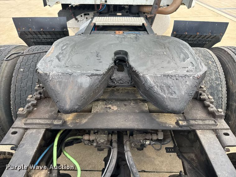 image for item DW1973 2007 International 9400I semi truck