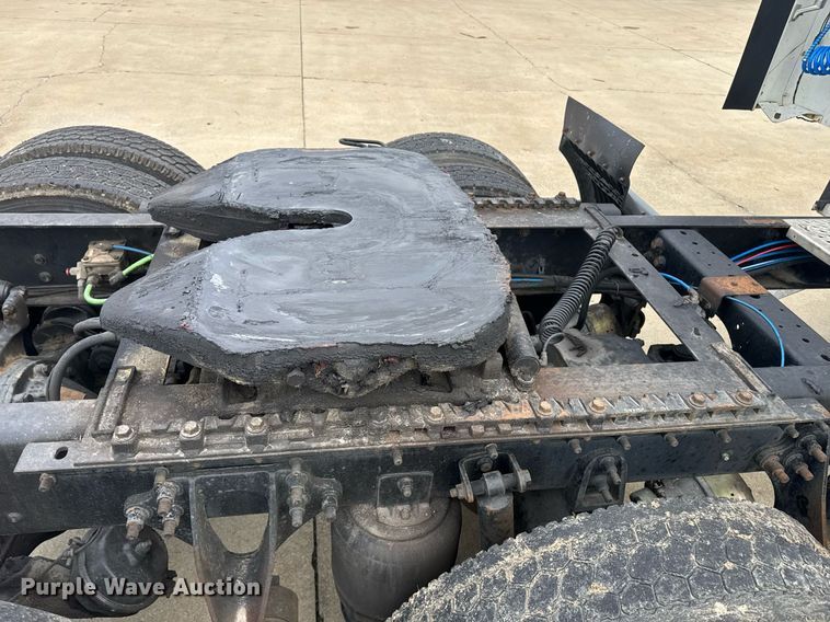 image for item DW1973 2007 International 9400I semi truck