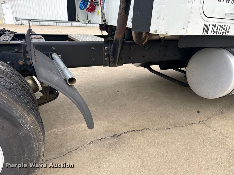 image for item DW1973 2007 International 9400I semi truck