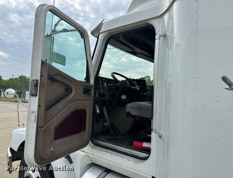 image for item DW1973 2007 International 9400I semi truck