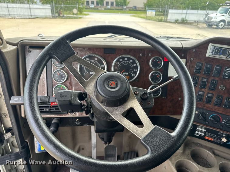 image for item DW1973 2007 International 9400I semi truck