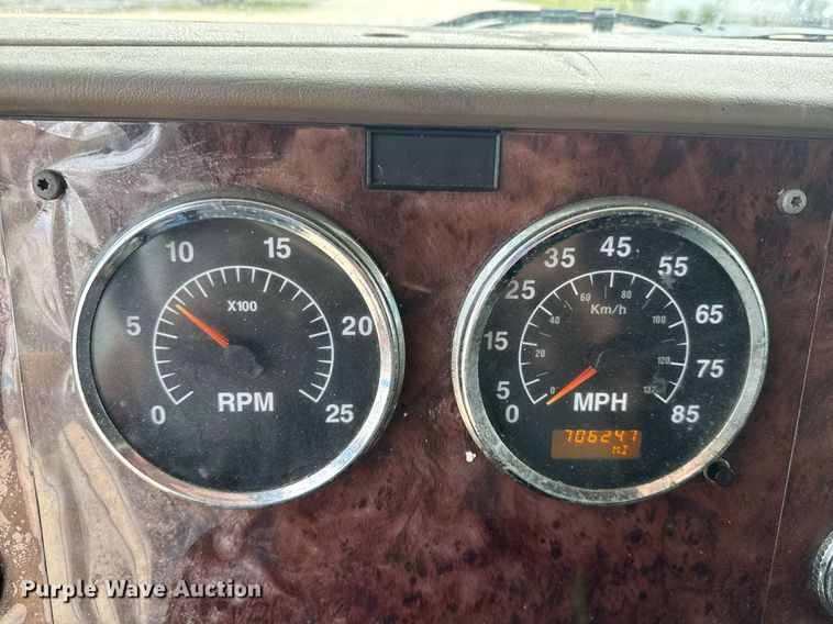 image for item DW1973 2007 International 9400I semi truck