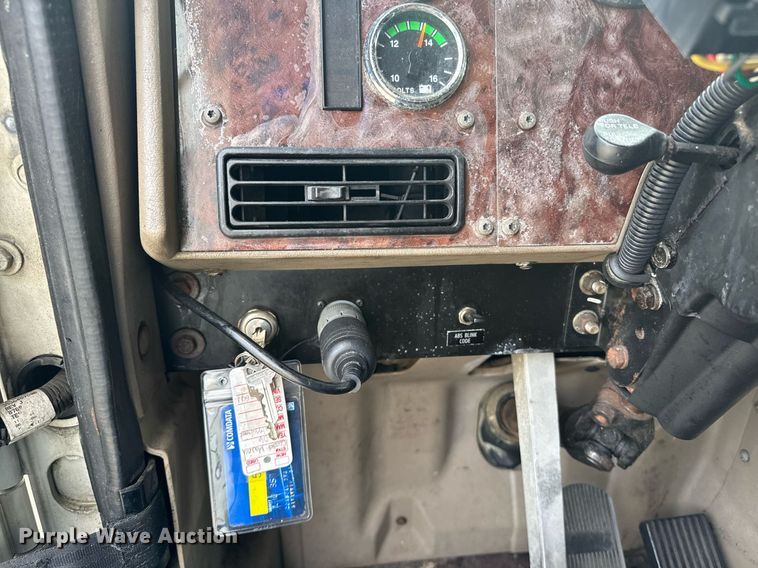 image for item DW1973 2007 International 9400I semi truck