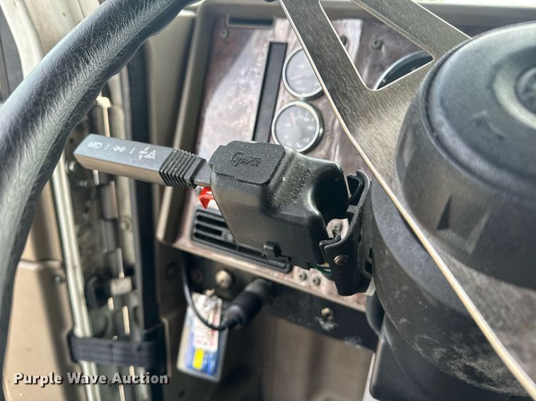 image for item DW1973 2007 International 9400I semi truck