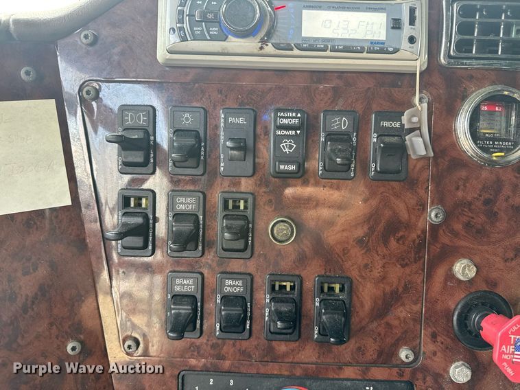 image for item DW1973 2007 International 9400I semi truck