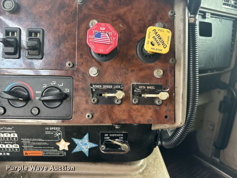 image for item DW1973 2007 International 9400I semi truck