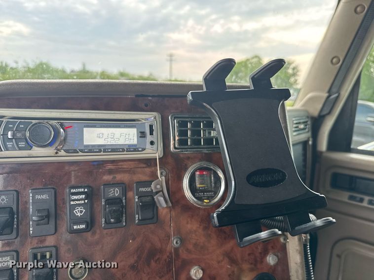 image for item DW1973 2007 International 9400I semi truck