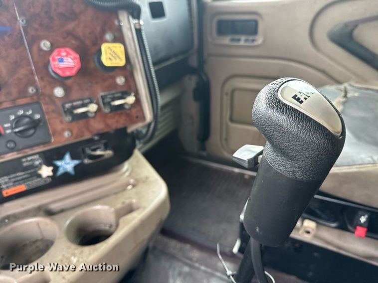 image for item DW1973 2007 International 9400I semi truck