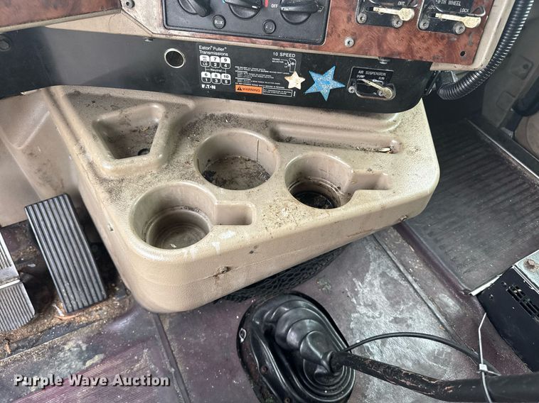 image for item DW1973 2007 International 9400I semi truck