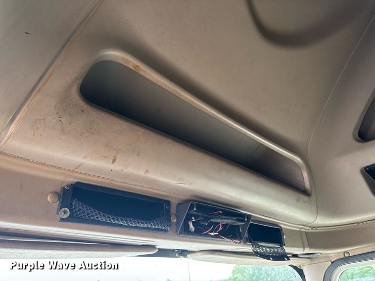 image for item DW1973 2007 International 9400I semi truck