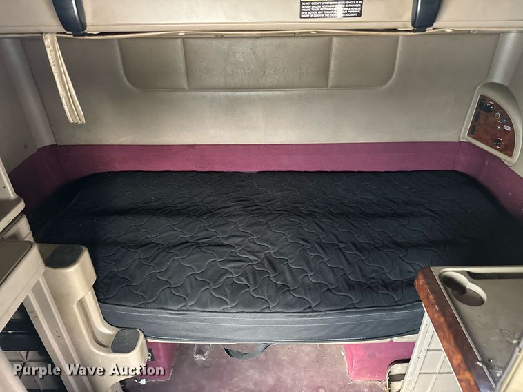 image for item DW1973 2007 International 9400I semi truck