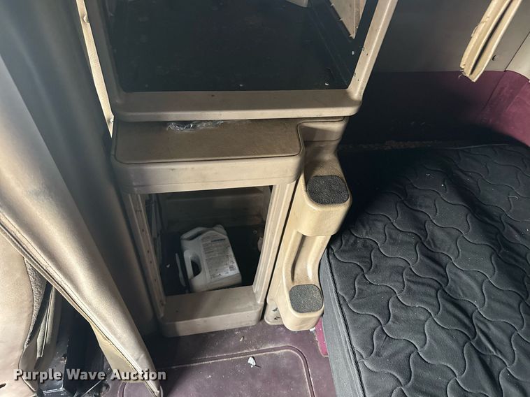 image for item DW1973 2007 International 9400I semi truck