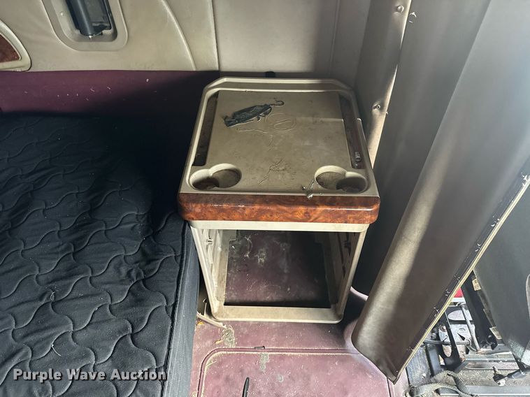 image for item DW1973 2007 International 9400I semi truck