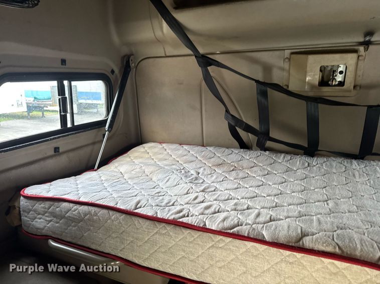 image for item DW1973 2007 International 9400I semi truck