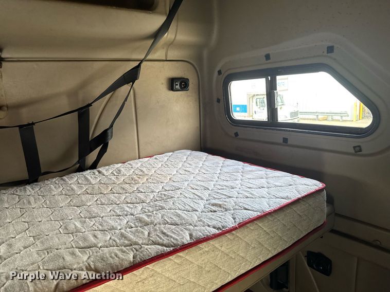 image for item DW1973 2007 International 9400I semi truck