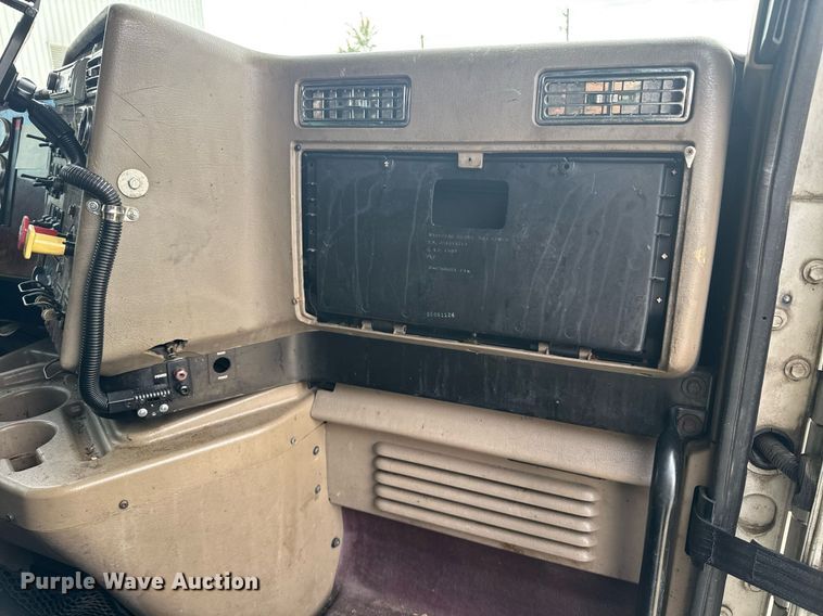 image for item DW1973 2007 International 9400I semi truck