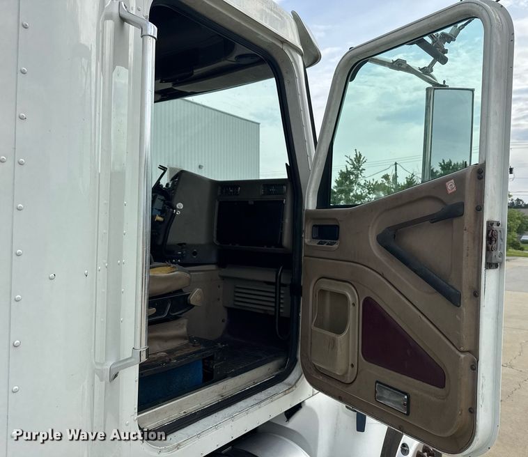 image for item DW1973 2007 International 9400I semi truck