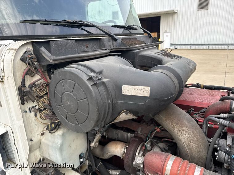 image for item DW1973 2007 International 9400I semi truck