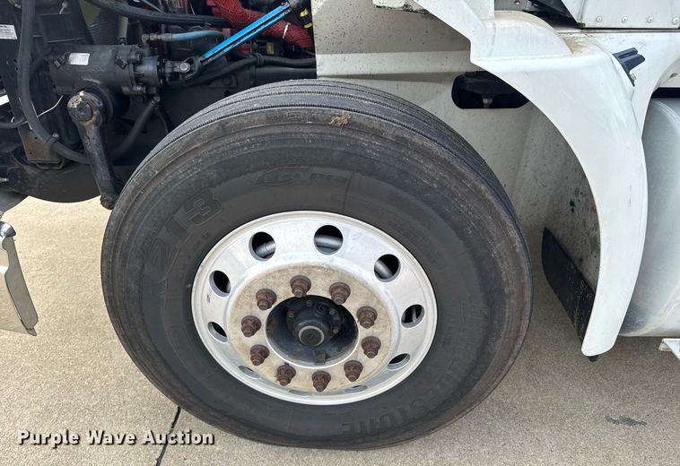 image for item DW1973 2007 International 9400I semi truck