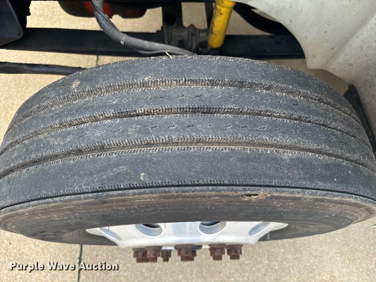 image for item DW1973 2007 International 9400I semi truck