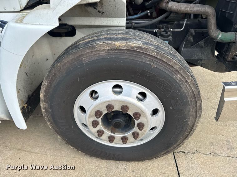 image for item DW1973 2007 International 9400I semi truck