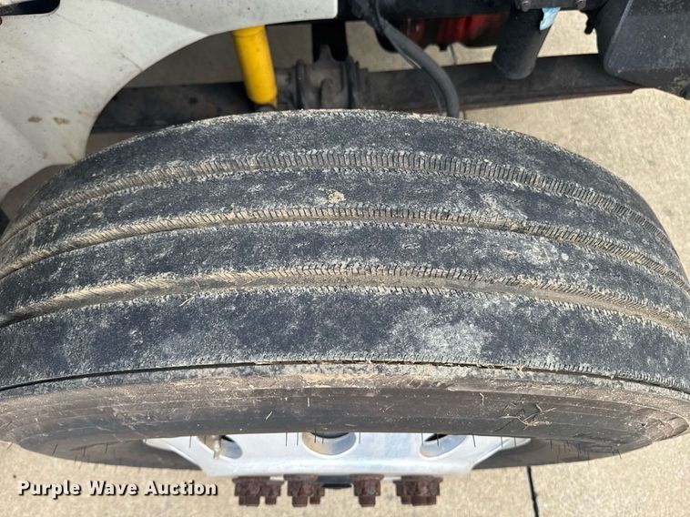 image for item DW1973 2007 International 9400I semi truck