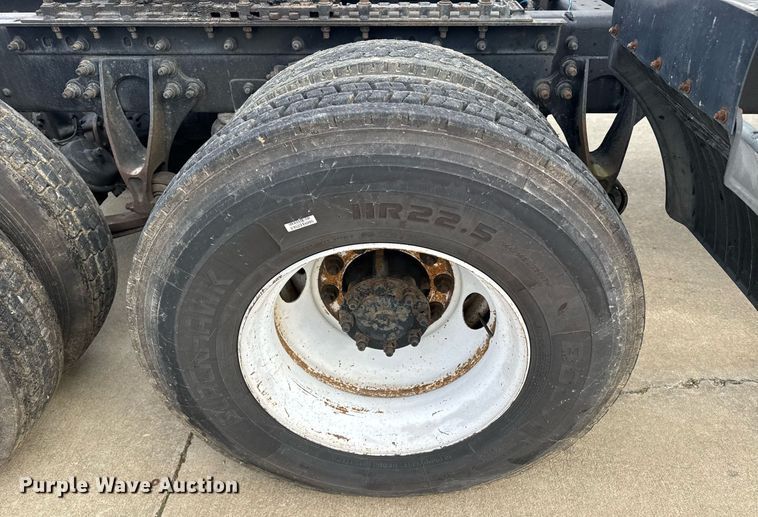 image for item DW1973 2007 International 9400I semi truck