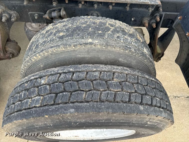 image for item DW1973 2007 International 9400I semi truck