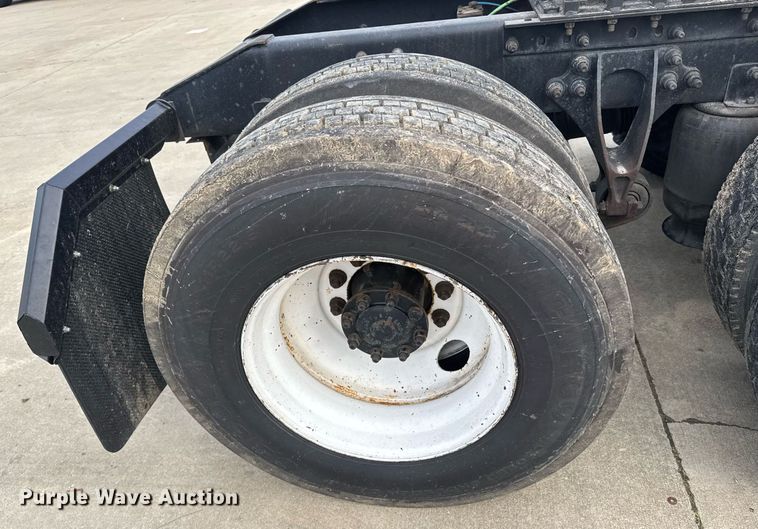 image for item DW1973 2007 International 9400I semi truck