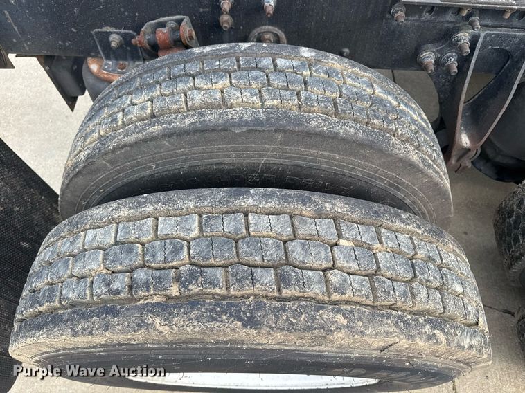 image for item DW1973 2007 International 9400I semi truck