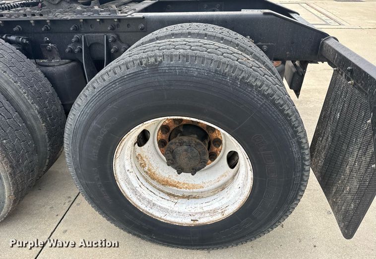 image for item DW1973 2007 International 9400I semi truck