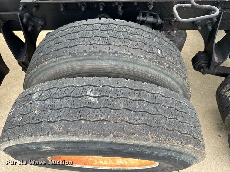 image for item DW1973 2007 International 9400I semi truck