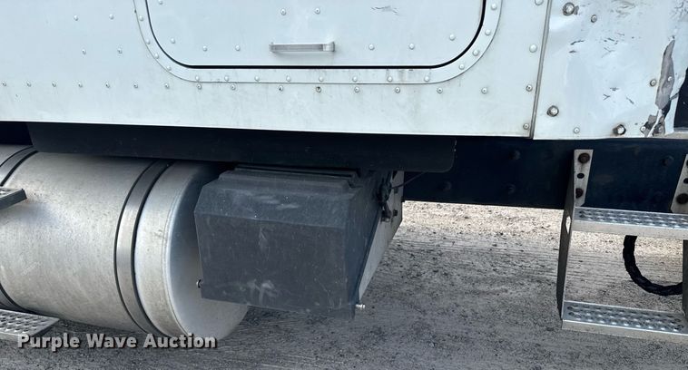 image for item DW1974 2007 International 9400I semi truck