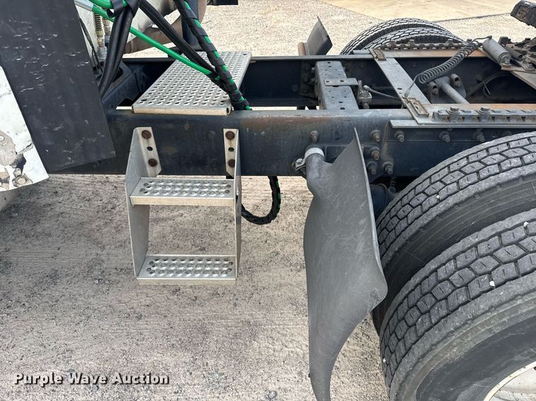 image for item DW1974 2007 International 9400I semi truck