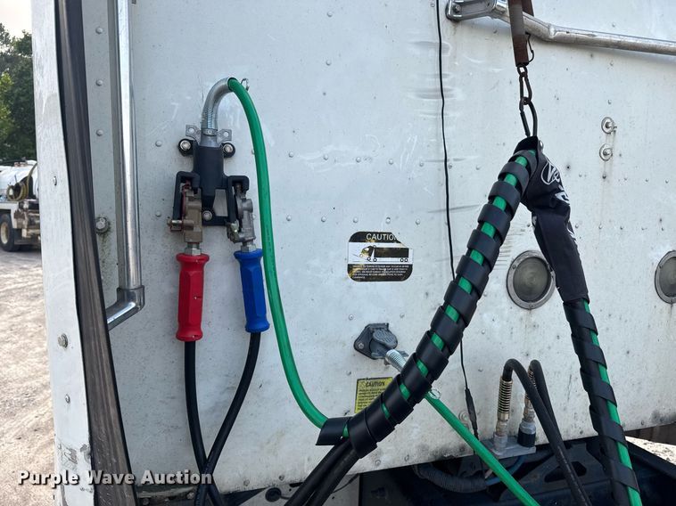 image for item DW1974 2007 International 9400I semi truck