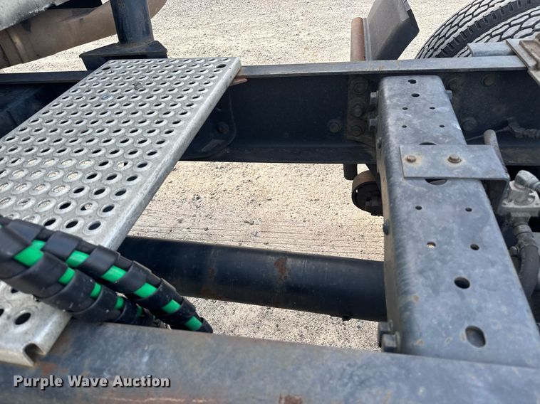 image for item DW1974 2007 International 9400I semi truck