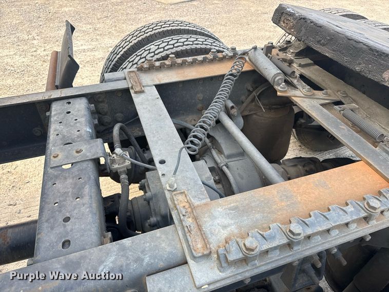 image for item DW1974 2007 International 9400I semi truck