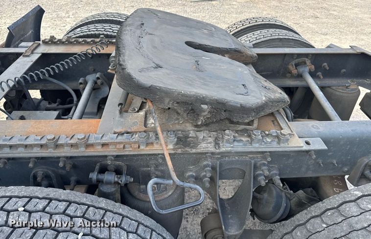 image for item DW1974 2007 International 9400I semi truck