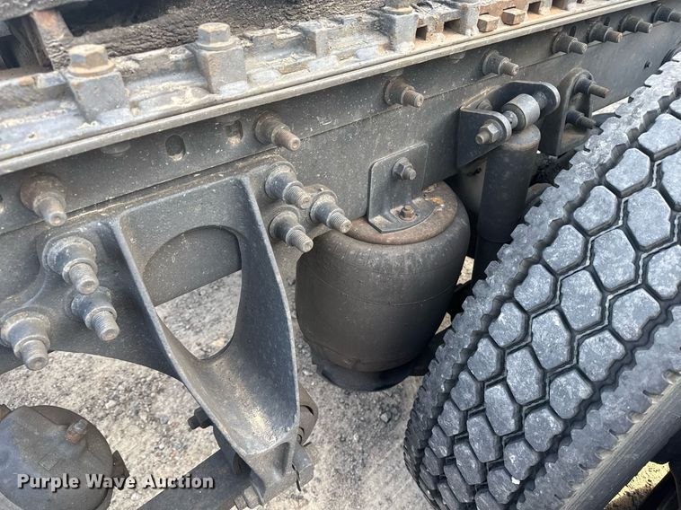 image for item DW1974 2007 International 9400I semi truck