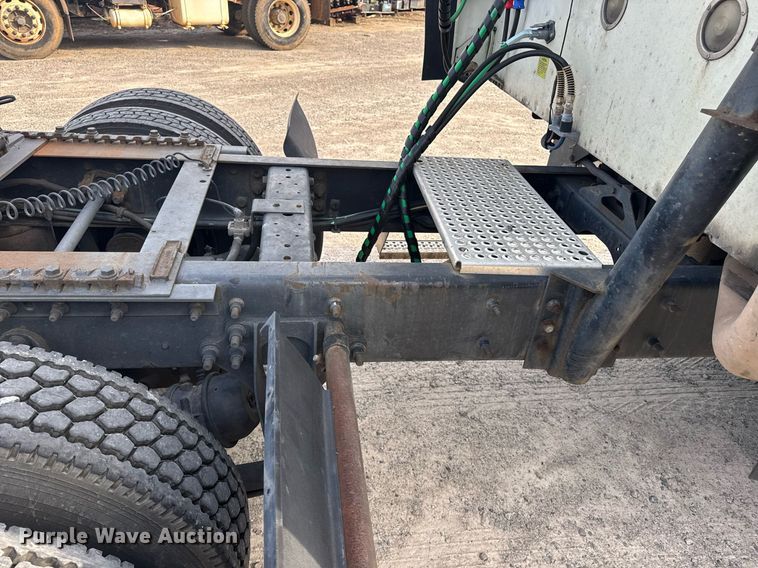 image for item DW1974 2007 International 9400I semi truck