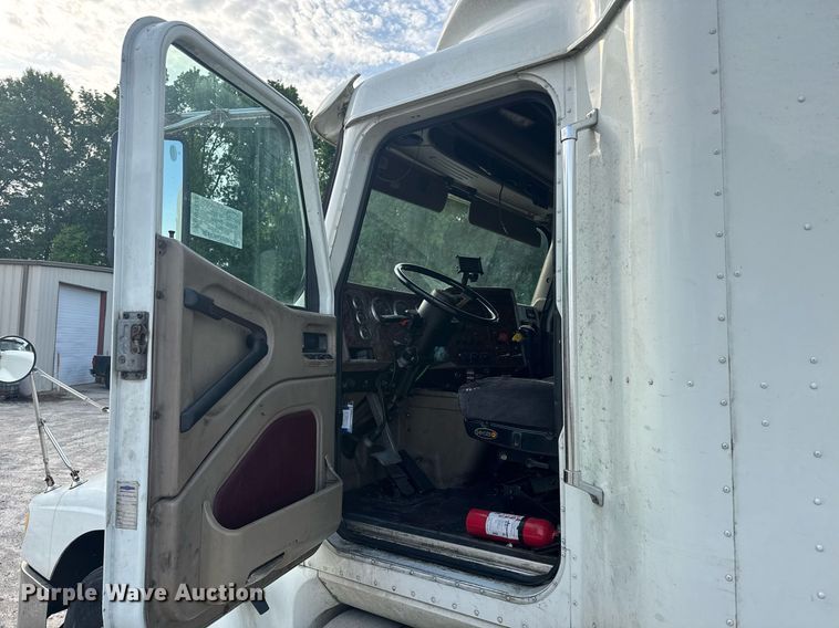 image for item DW1974 2007 International 9400I semi truck