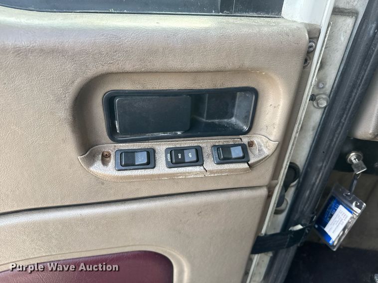 image for item DW1974 2007 International 9400I semi truck