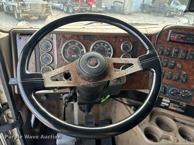 image for item DW1974 2007 International 9400I semi truck