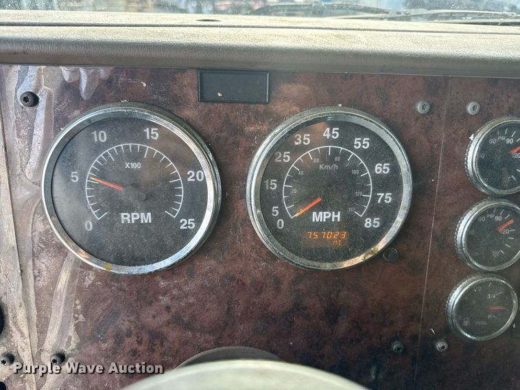 image for item DW1974 2007 International 9400I semi truck